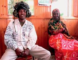 Michael Durant sisakjában egy szomáliai pózol Mike Bowden fényképezőgépe előtt