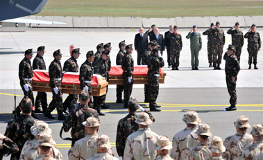 Kecskeméten katonai tiszteletadással fogadták a hősi halott katonák földi maradványait