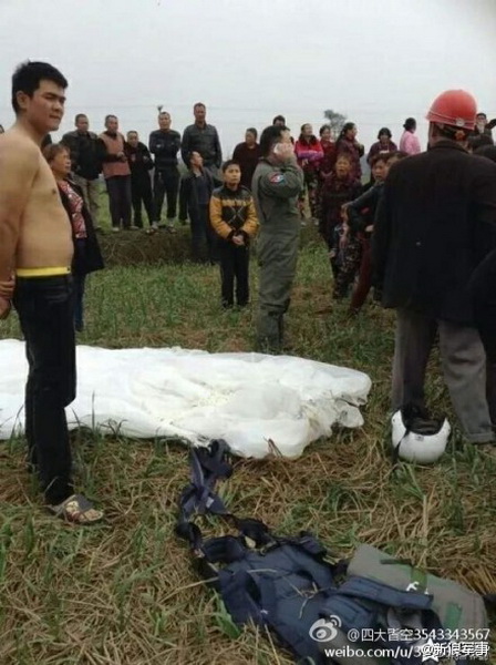 Lakott területre zuhant egy kínai J-10B - Fotók