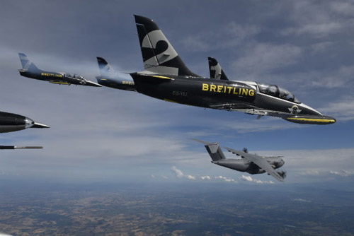 Különleges kötelék: A400M és a Breitling Jet Team mürepülő csapat