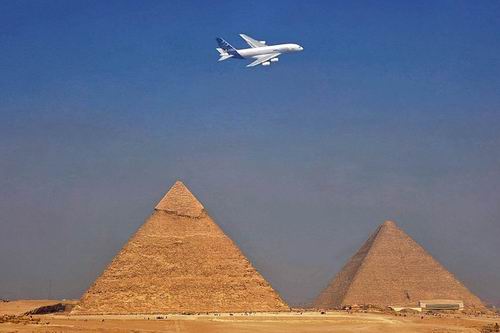 A380 a piramisok felett