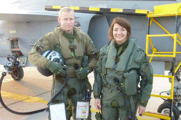 A svéd Joakim Boman százados, a Svéd Légierő pilótája és Karin Olofsdotter repülés után